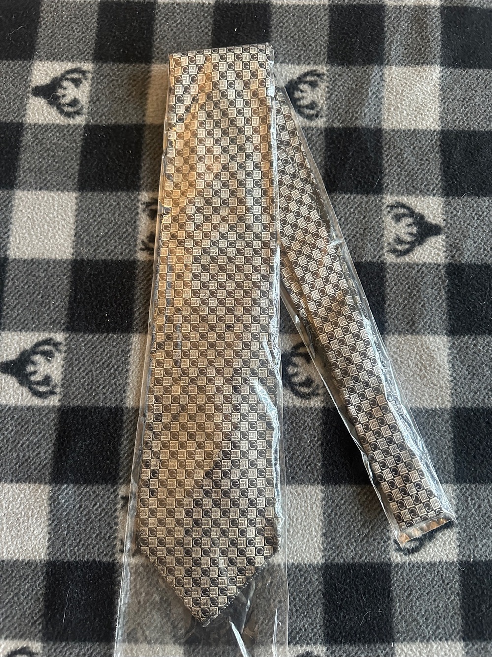 Gucci Silver and Black Patterned Silk Tie